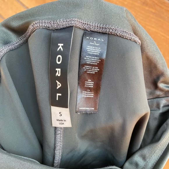 KORAL Sports Bra & Capri Leggings Set Gunmetal Lustrous Liquid Sheen Small - Picture 13 of 14